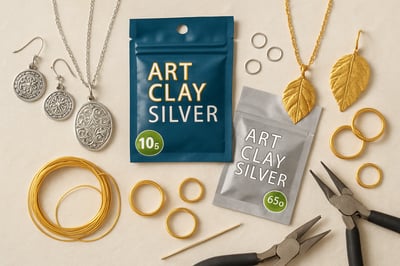 Ilustracja przedstawiająca srebrną i złoconą biżuterię oraz materiały do tworzenia biżuterii art-clay. Ilustracja przedstawiająca srebrną i złoconą biżuterię oraz materiały do tworzenia biżuterii art-clay.