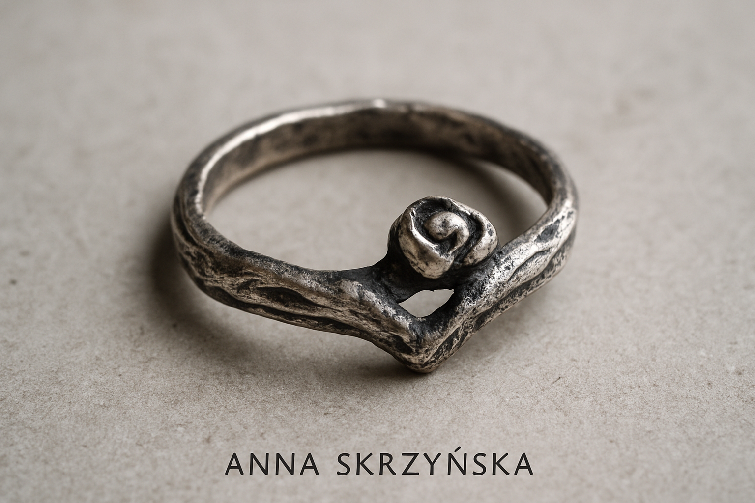 Ręcznie wykonany pierścionek ze srebra autorstwa Anny Skrzyńskiej
